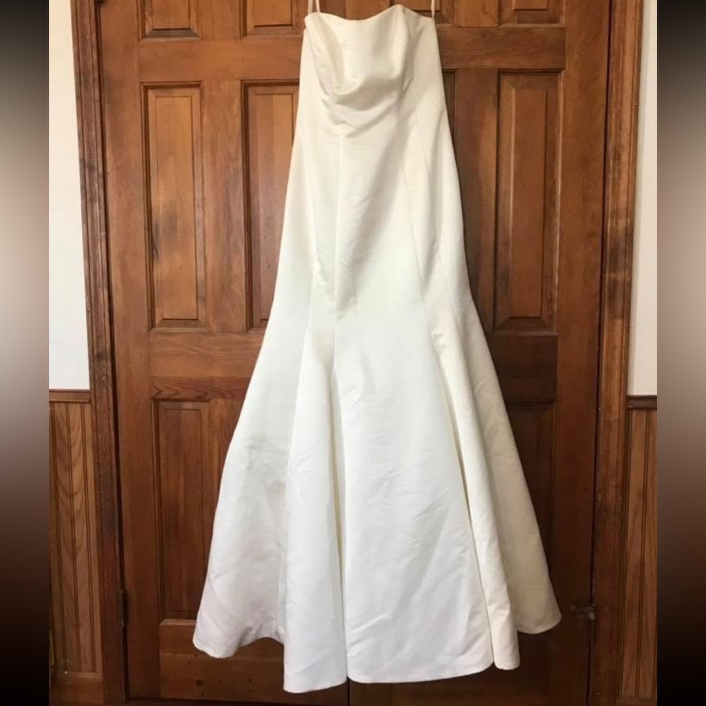 Strapless wedding dress David’s bridal KP3738